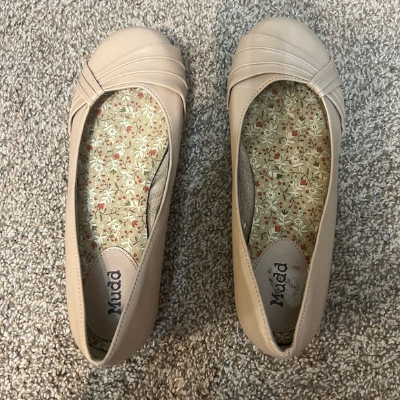 Mudd Women's Beige Loafers - Picture 1 of 1